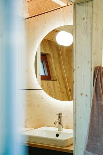 a bathroom with a sink and a mirror at Bobble Mons in Mons