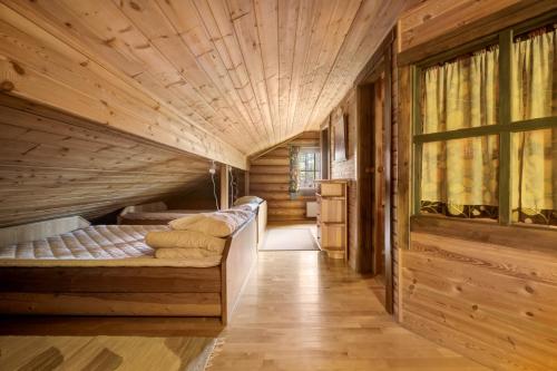 เตียงในห้องที่ Laavu 15 Original Log Cabin with Sauna