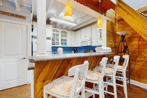 een keuken met witte stoelen en een aanrecht bij Neptunes Palace B-2 in Saint George Island