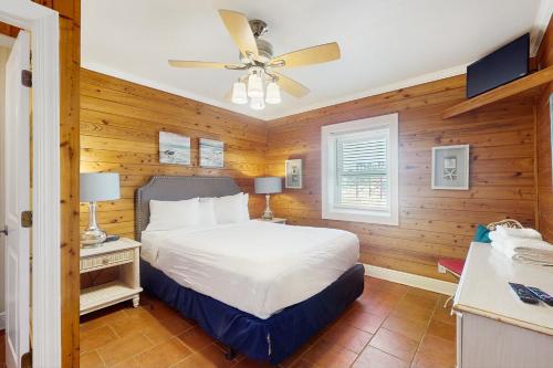 een slaapkamer met een bed en een plafondventilator bij Neptunes Palace B-2 in Saint George Island