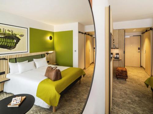 Ένα ή περισσότερα κρεβάτια σε δωμάτιο στο Mercure Katowice Centrum