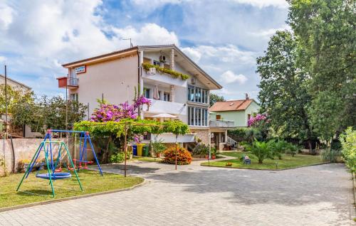 1 Bedroom Nice Apartment In Banjole