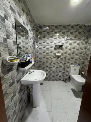 a bathroom with a sink and a toilet at Ilé Ifè in Cotonou