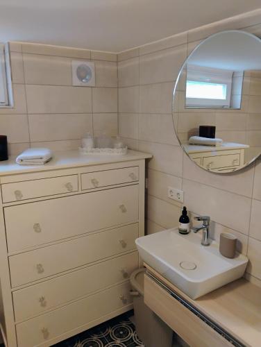 un bagno con lavandino e specchio di Gabriela apartment in frankfurt a Bad Vilbel