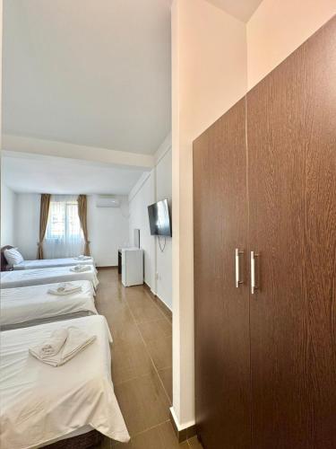 Cama o camas de una habitación en Hotel Lobo Budva