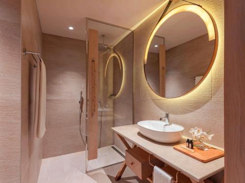 Ένα μπάνιο στο The Bodrum Hotel Yalıkavak - MGallery Collection