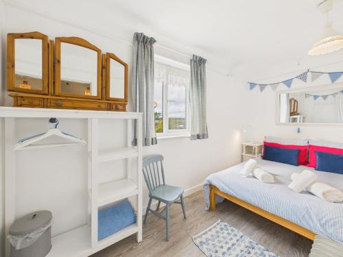 Postel nebo postele na pokoji v ubytování Cosy Flushing Village Home | Parking & Near Beach