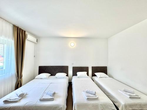 Cama o camas de una habitación en Hotel Lobo Budva