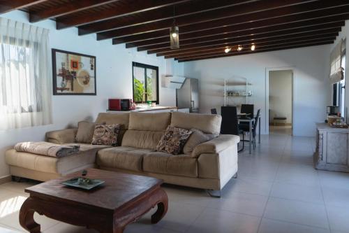 Χώρος καθιστικού στο Villa Nazoly, Oasis de Tranquilidad con Piscina Privada en el Corazón de Lanzarote