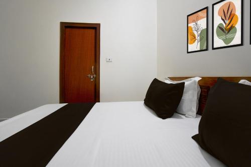 Postel nebo postele na pokoji v ubytování Hotel O Ananta Grand