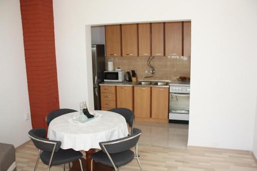 una cucina con un tavolo e sedie in una stanza di Apartment Nina a Spalato (Split)