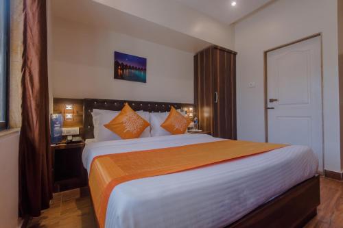 ムンバイにあるCollection O Andheri Railway Station Formerly Hotel Fortune Eliteの部屋の中に大きなベッドがある寝室