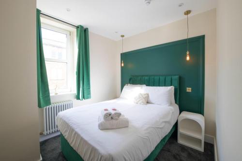 Postel nebo postele na pokoji v ubytování Modern Chandos Flat by Prescott Apartments