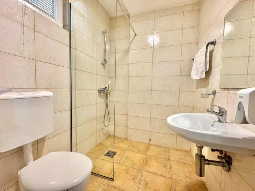 Un baño de Hotel Lobo Budva