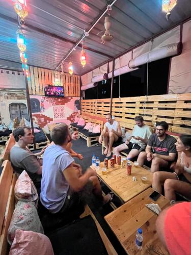 Επισκέπτες που μένουν στο Pink City Backpackers