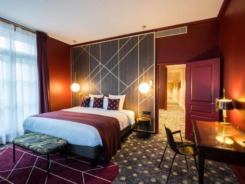 Ένα ή περισσότερα κρεβάτια σε δωμάτιο στο Aigle Noir Hotel Fontainebleau - MGallery Collection