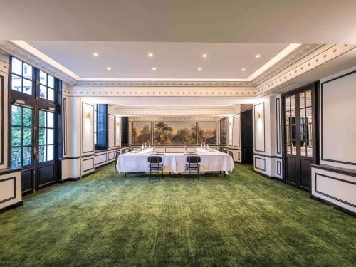 Ένα ή περισσότερα κρεβάτια σε δωμάτιο στο Aigle Noir Hotel Fontainebleau - MGallery Collection
