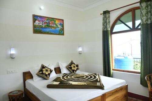 考萨尼Kausani Inn homestary的一间卧室，里面有一张床和一扇窗户。