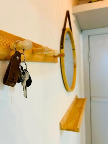 a bunch of keys hanging on a wall with a mirror at MEERBLICKBUTZE by BUTZENFLOTTE Grömitz - Sitzfenster & Meerblick in Grömitz