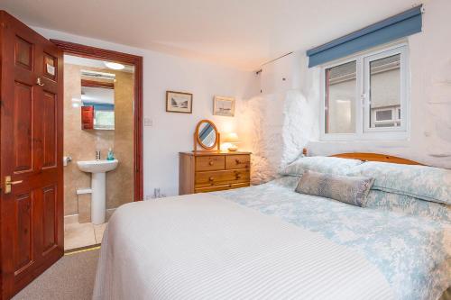 Postel nebo postele na pokoji v ubytování Dingle Cottage