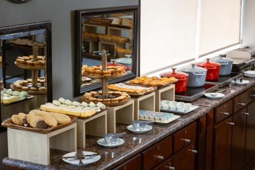 Un buffet de pan y pasteles en un mostrador en Palladium Business Hotel, en Montevideo