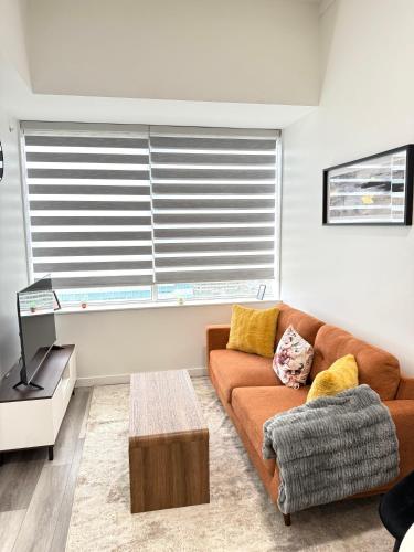 Et opholdsområde på Cozy 1-Bedroom with Downtown City views