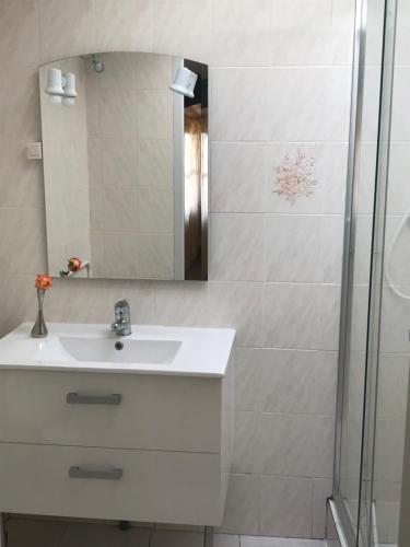 Bilik mandi di Ma Maison Jaune - Roquessels