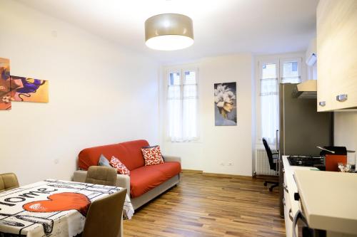 a living room with a couch and a table at Elegante appartamento in Centro storico - Vista sul corso principale - Spazioso , WiFi veloce, posizione top in Pordenone
