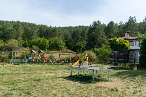 DorkovoにあるПланински кътの遊び場付き公園