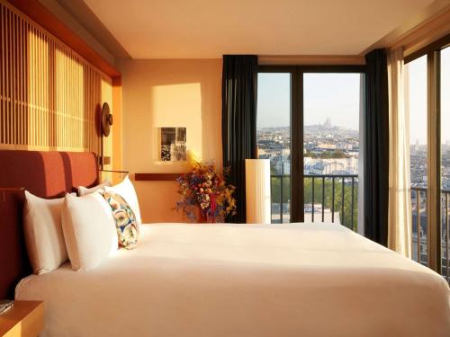 Postel nebo postele na pokoji v ubytování SO/ Paris Hotel