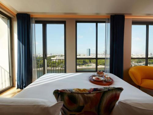 Postel nebo postele na pokoji v ubytování SO/ Paris Hotel