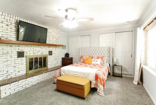 Postel nebo postele na pokoji v ubytování Fully Furnished Private Basement Apartment in Carmel