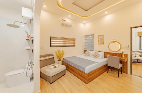 un dormitorio con una cama y un baño en Flex Home, en Da Nang