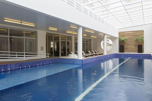 una grande piscina in un edificio di tampopo · urbe Barra Funda, AC, colado no metrô a San Paolo