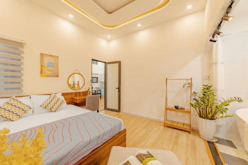 Un dormitorio con una cama tamaño king en una habitación en Flex Home, en Da Nang