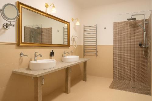 een badkamer met twee wastafels en een douche bij Hotel Rudolf II Karlovy Vary in Karlsbad