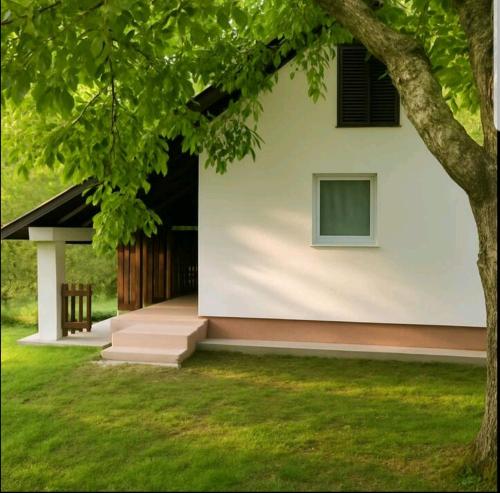 a building with a window and a grass yard at Mirni kutak 