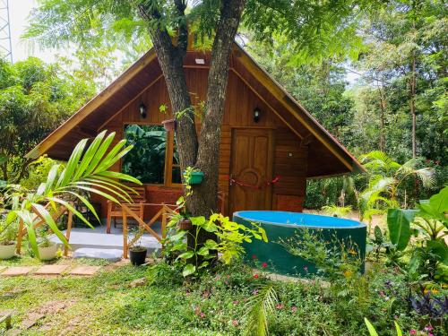 una cabaña en el bosque con un árbol en Sigiriya Ranasinghe Nature Villa & Cabana, en Sigiriya