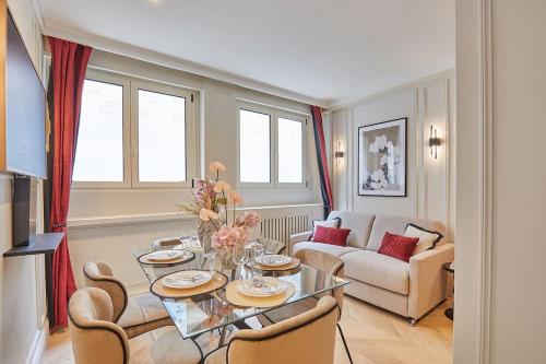 Eiffel Tower Apartment Invalides