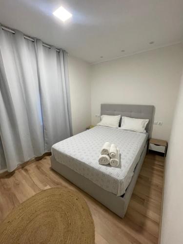 una camera da letto con un letto con due scarpe sopra di Casa Ferreira em Fátima a Fátima