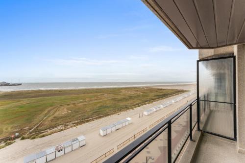 a balcony with a view of the beach at Dunas Azules - cozy apartment with sea view in Mellet