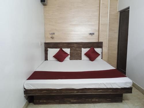 Кровать или кровати в номере Kanha Inn