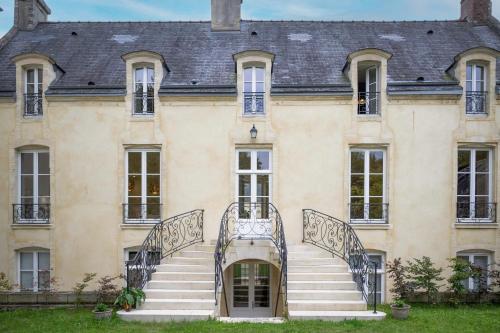 Eine Fassade oder ein Eingang zu Historic 18th-Century Mansion - 3 BR - Bayeux - Garden & Museums Nearby