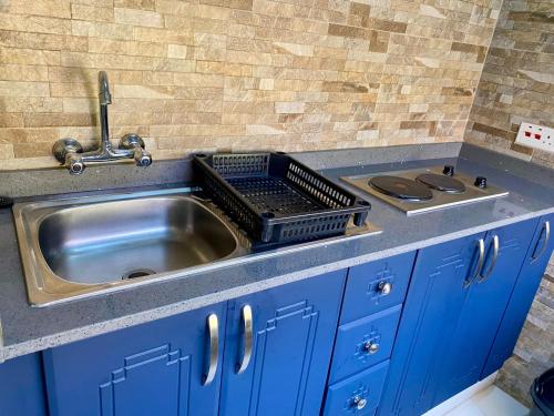 un fregadero con una bandeja encima en Modern Studio in New Chadcombe - 2318, en Highlands