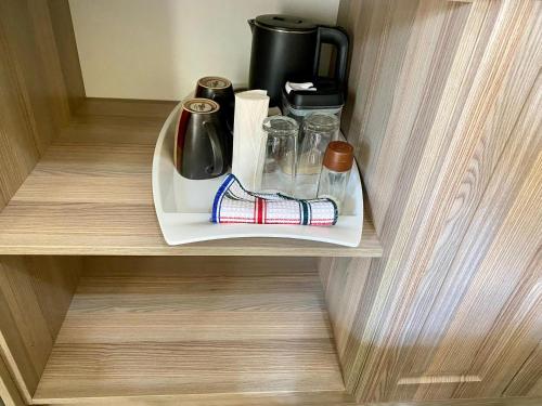 un estante con una cafetera y tazas. en One bedroom Retreat in New Chadcombe - 2319, en Highlands