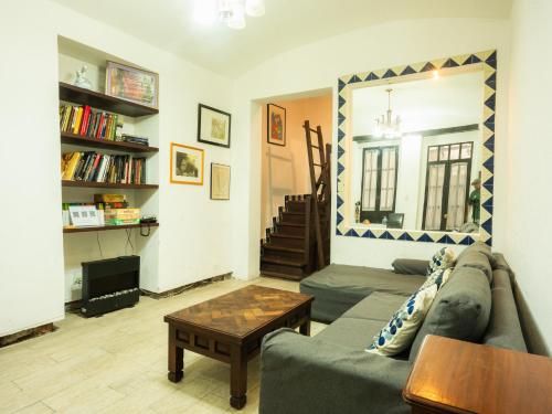 a living room with a couch and a coffee table at Casa colonial en el corazón del Centro Histórico in Mexico City