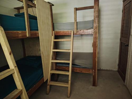 Lliteres en una habitació de Hammock plantation