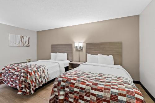 Krevet ili kreveti u jedinici u okviru objekta Red Roof Inn Cambridge, OH