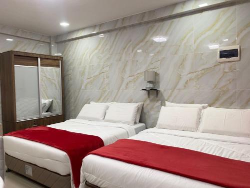 two beds sitting next to each other in a bedroom at MDM Hotel in Cordova