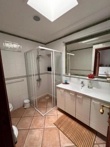 a bathroom with a shower and a sink at Bungalow Paraiso El Mar 3 in San Agustin